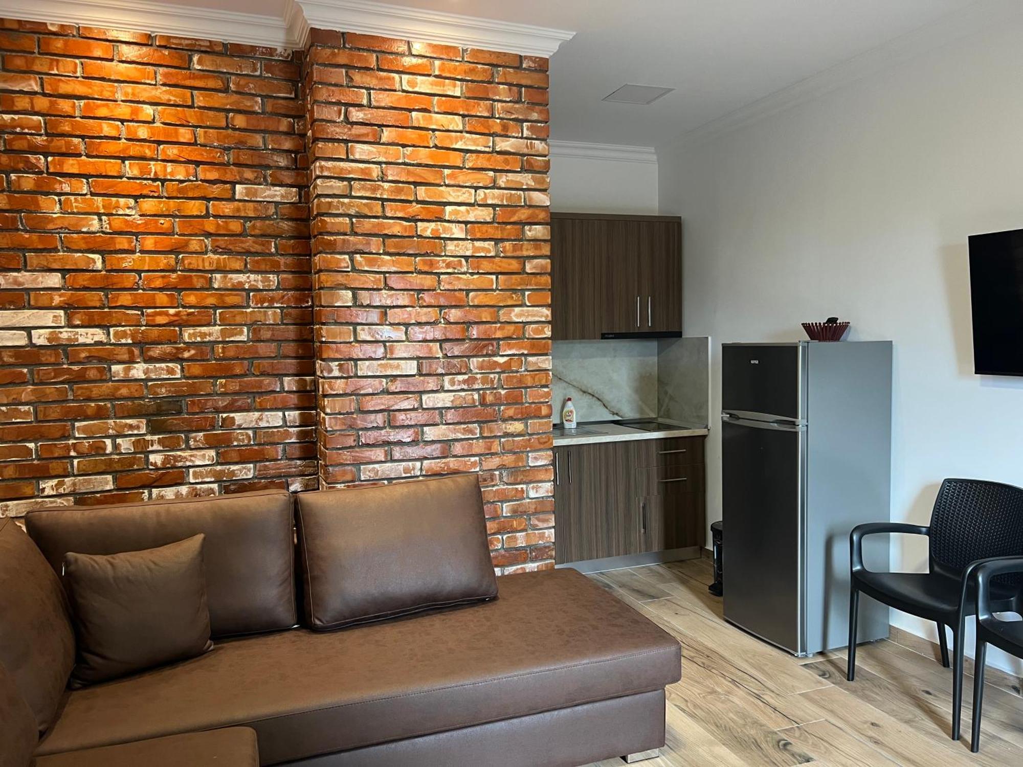 Hotel Brifs Shengjin Exterior photo